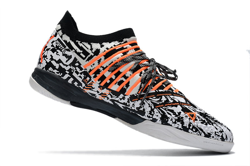 Bota de Fútbol Sala Puma Future Z 1.3 IC Negro, Blanco e Naranja "Teaser"