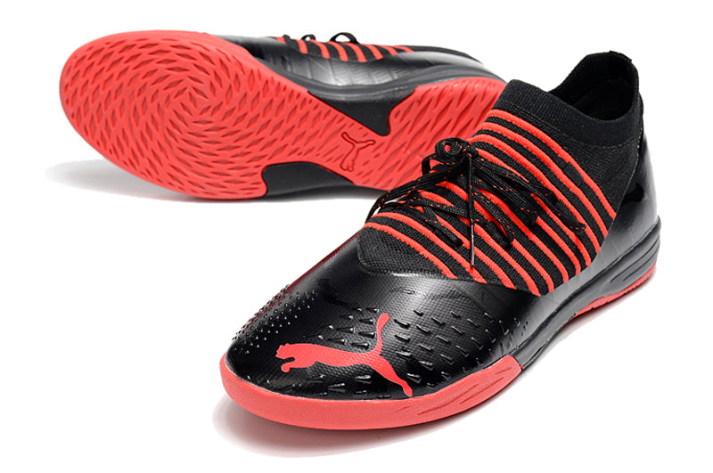 Bota de Fútbol Sala Puma Future Z 1.3 IC Negra e Roja "Batman"